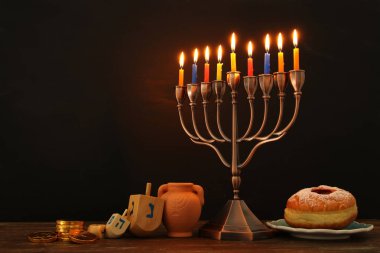 spinnig üst, Yedi Kollu Şamdan (geleneksel Mumluk) ve yanan mum görüntü