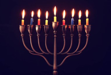 Yahudi tatil Hanukkah menorah (geleneksel Mumluk) ve yanan mumlar arka plan