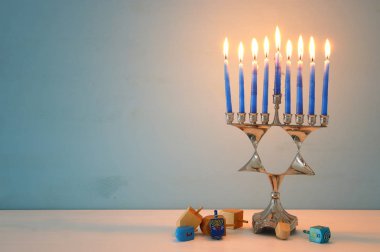 Yahudi tatil Hanukkah menorah (geleneksel Mumluk) ve mumlar arka plan görüntü.