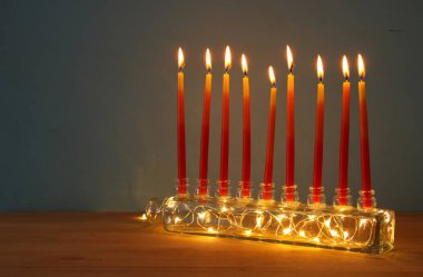 Yahudi tatil Hanukkah menorah (geleneksel Mumluk) ve yanan mumlar arka plan görüntü.