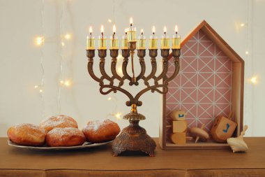 Yahudi tatil ile geleneksel spinnig tepe, Yedi Kollu Şamdan (geleneksel Mumluk Hanukkah arka plan görüntü)