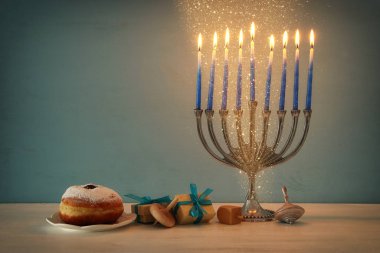 Yahudi tatil ile geleneksel spinnig tepe, Yedi Kollu Şamdan (geleneksel Mumluk Hanukkah arka plan görüntü)