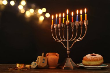 spinnig üst, Yedi Kollu Şamdan (geleneksel Mumluk) ve yanan mum görüntü