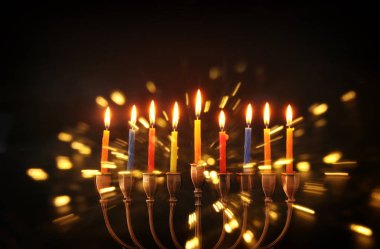 Yahudi tatil Hanukkah menorah (geleneksel Mumluk) ve yanan mumlar arka plan görüntü.