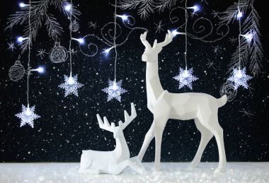 Ahşap masa üzerinde el ile kara tahta arka plan üzerinde beyaz Ren geyiği tebeşir illüstrasyonlar çizilmiş.