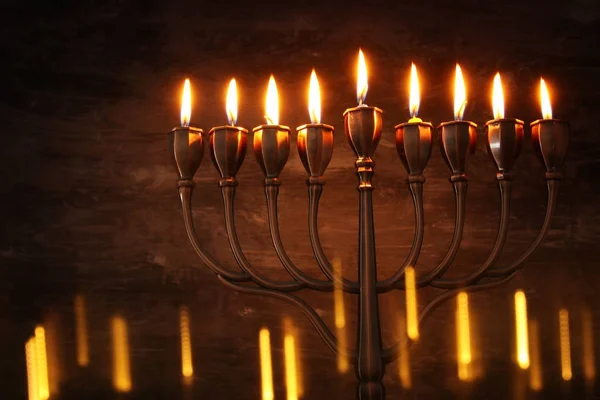 Low key Imagen de vacaciones judías fondo de Hanukkah con menorah (candelabros tradicionales) y velas encendidas —  Fotos de Stock