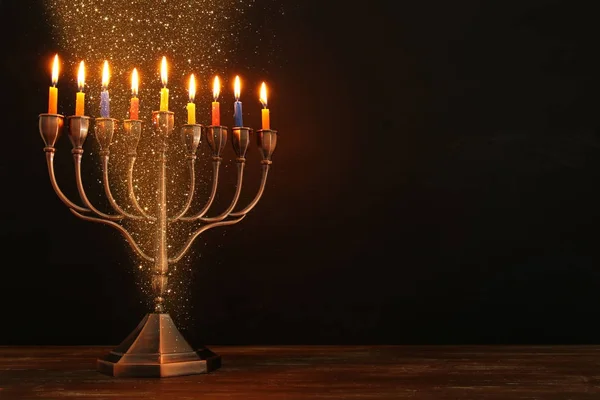 Judiska högtiden Hanukkah bakgrund med menorah (traditionella kandelabrar) och brinnande ljus — Stockfoto