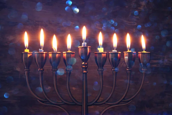 Yahudi tatil Hanukkah menorah (geleneksel Mumluk) ve yanan mumlar arka plan — Stok fotoğraf