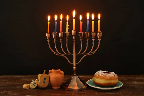 Immagine della cima spinnig, menorah (candelabro tradizionale) e candele accese — Foto Stock