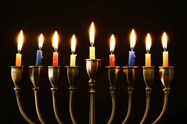 Yahudi tatil Hanukkah menorah (geleneksel Mumluk) ve yanan mumlar arka plan — Stok fotoğraf