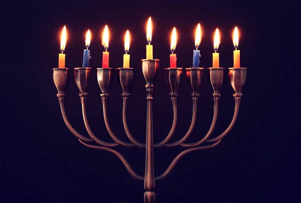 Joodse vakantie Hanukkah achtergrond met menora (traditionele kandelaar) en brandende kaarsen — Stockfoto