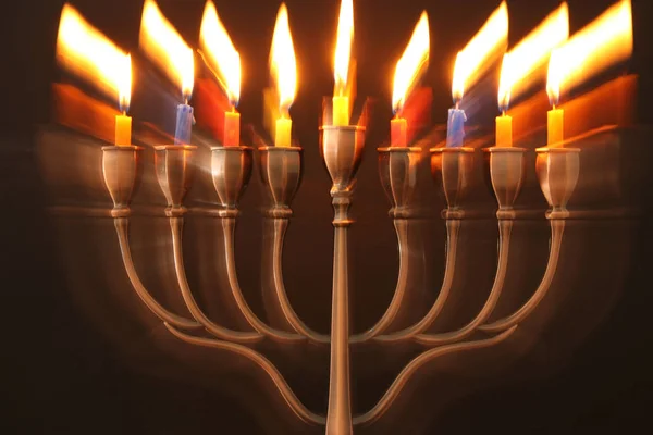 Abstract beeld van Joodse vakantie Hanukkah achtergrond met menora (traditionele kandelaar) en brandende kaarsen. — Stockfoto