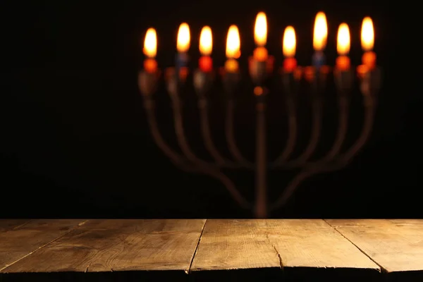 Mesa de madera vacía frente a la fiesta judía fondo Hanukkah con menorah (candelabros tradicionales ). — Foto de Stock