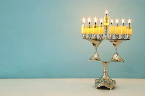 Bilden av judiska högtiden Hanukkah bakgrund menorah (traditionella kandelabrar) och brinnande ljus. — Stockfoto