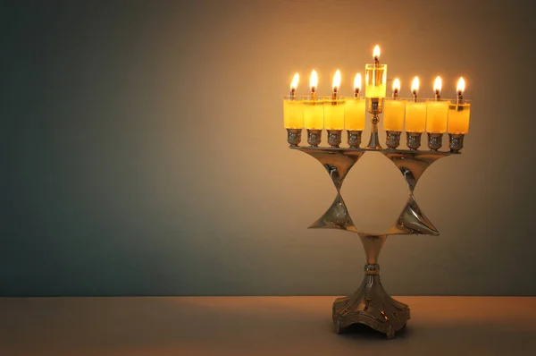 形象的犹太节日光明节背景燃烧蜡烛和烛台 (传统烛台). — 图库照片