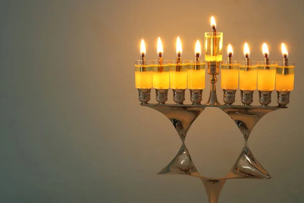 Εικόνα της εβραϊκής διακοπές Hanukkah φόντο με menorah (παραδοσιακό μανουάλια) και κεριά Burning. — Φωτογραφία Αρχείου