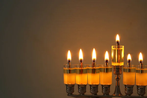 Imagem de férias judaicas Hanukkah fundo com menorah (candelabro tradicional) e velas ardentes . — Fotografia de Stock