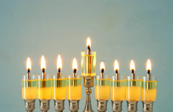 ユダヤ人の祝日のハヌカ本枝の燭台 (伝統的な燭台) および非常に熱い蝋燭と背景の画像. — ストック写真