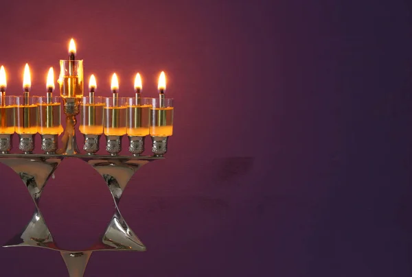 Immagine della vacanza ebraica Hanukkah sfondo con menorah (candelabro tradizionale) e candele . — Foto Stock