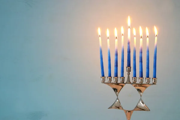 Imagem de férias judaicas Hanukkah fundo com menorah (candelabro tradicional) e velas . — Fotografia de Stock