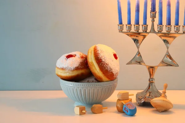 Yahudi tatil Hanukkah menorah (geleneksel Mumluk) ve mumlar arka plan görüntü. — Stok fotoğraf