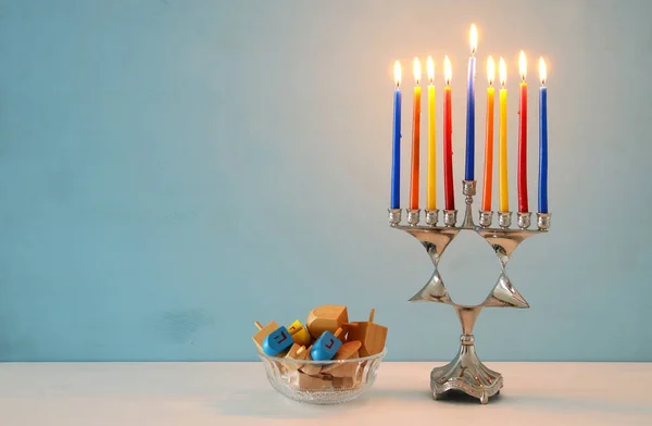 Bilden av judiska högtiden Hanukkah bakgrund med menorah (traditionella kandelabrar) och ljus. — Stockfoto