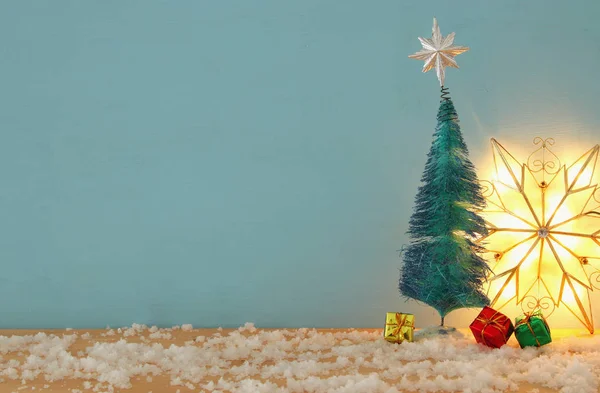 Imagem de árvores de Natal na mesa de madeira nevada . — Fotografia de Stock