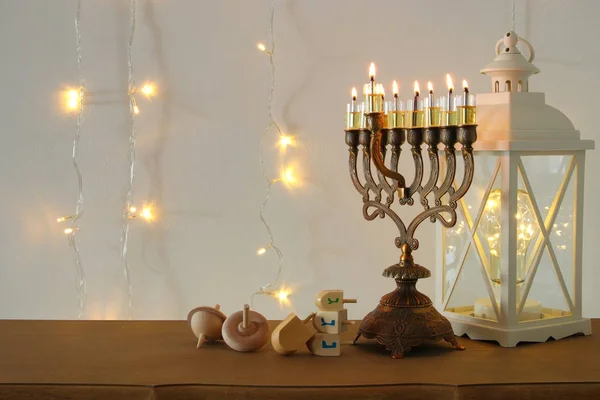 Imagen de las vacaciones judías fondo Hanukkah con la parte superior spinnig tradicional, menorah (candelabros tradicionales ) — Foto de Stock