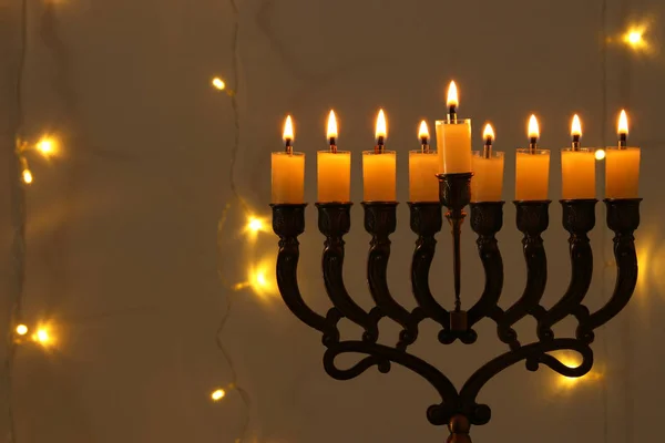 Imagem de chave baixa de férias judaicas Hanukkah fundo com menorah (candelabro tradicional ) — Fotografia de Stock