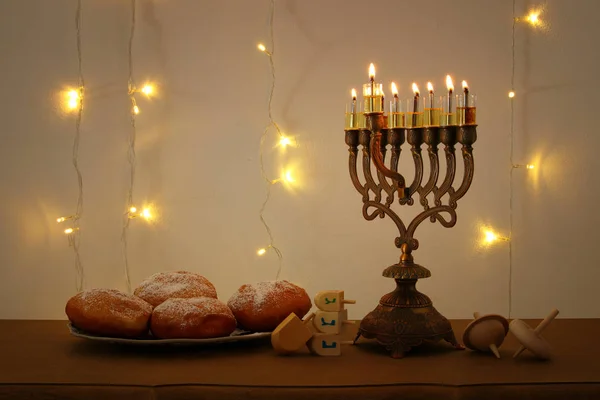 Låg bild av judiska högtiden Hanukkah bakgrund med traditionella spinnig topp, menorah (traditionella kandelabrar) — Stockfoto