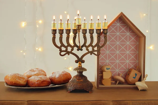 Imagem de férias judaicas Hanukkah fundo com top spinnig tradicional, menorah (candelabros tradicionais ) — Fotografia de Stock