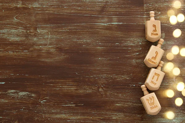 Bild des jüdischen Feiertags Chanukka mit hölzernen dreidels colection (Kreisel) auf dem Tisch — Stockfoto