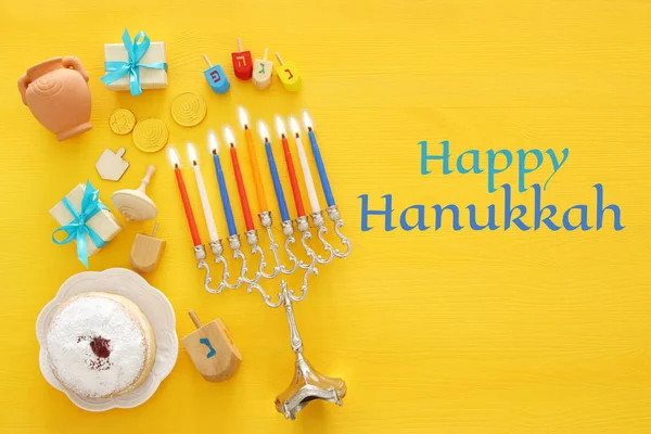 Bovenaanzicht beeld van Joodse vakantie Hanukkah achtergrond met traditionele spinnig top, menora (traditionele kandelaar) — Stockfoto