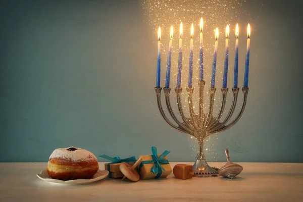 Εικόνα της εβραϊκής διακοπές Hanukkah φόντο με παραδοσιακή spinnig κορυφή, menorah (παραδοσιακό μανουάλια) — Φωτογραφία Αρχείου