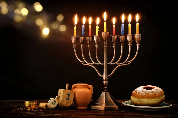 Immagine della cima spinnig, menorah (candelabro tradizionale) e candele accese — Foto Stock