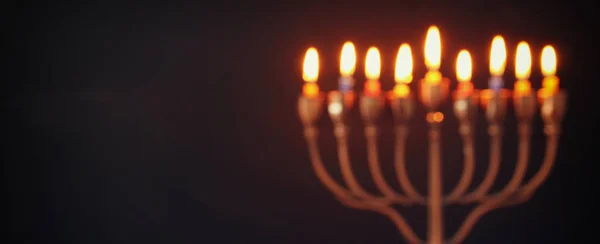Imagen borrosa abstracta de vacaciones judías fondo de Hanukkah con menorah (candelabros tradicionales ) — Foto de Stock