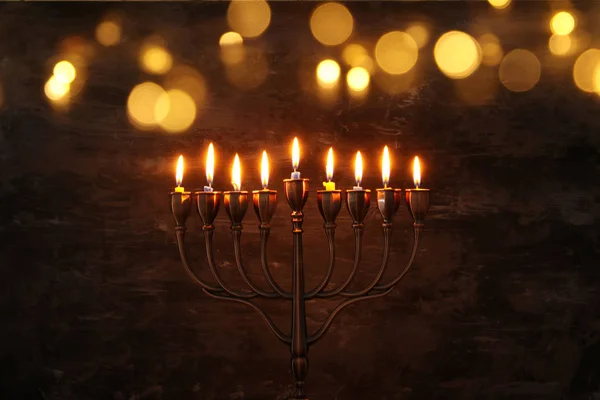 Immagine a chiave bassa di festa ebraica Hanukkah sfondo con menorah (candelabro tradizionale) e candele accese — Foto Stock