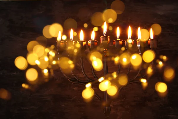 Low key Imagen de vacaciones judías fondo de Hanukkah con menorah (candelabros tradicionales) y velas encendidas —  Fotos de Stock