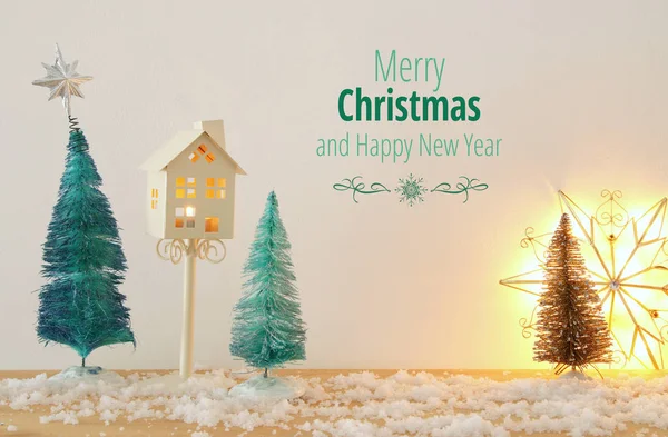 눈 덮인 나무 테이블에 크리스마스 나무의 이미지. — 스톡 사진