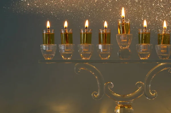 Imagen de vacaciones judías fondo de Hanukkah con la parte superior tradicional de la espinnig, donas y menorah (candelabro tradicional ). —  Fotos de Stock