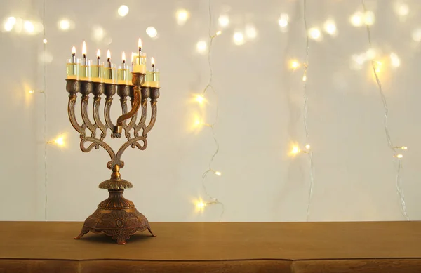 Imagen de las vacaciones judías fondo de Hanukkah con menorah (candelabros tradicionales) y velas ardientes —  Fotos de Stock