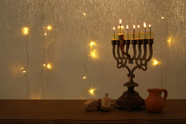 유태인 휴일 전통 spinnig 톱, 메노라 (전통적인 촛대와 하누카 배경의 낮은 키 이미지) — 스톡 사진