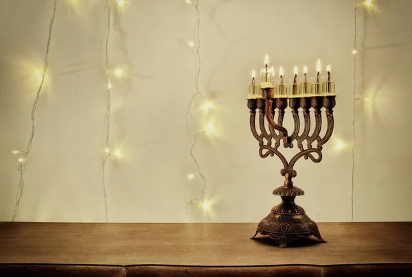 低关键的犹太节日光明节背景与烛台 （传统烛台） 形象和燃烧的蜡烛 — 图库照片