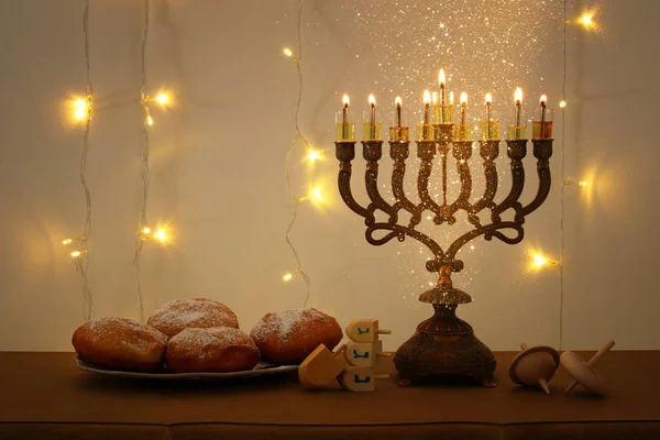 Låg bild av judiska högtiden Hanukkah bakgrund med traditionella spinnig topp, menorah (traditionella kandelabrar) — Stockfoto
