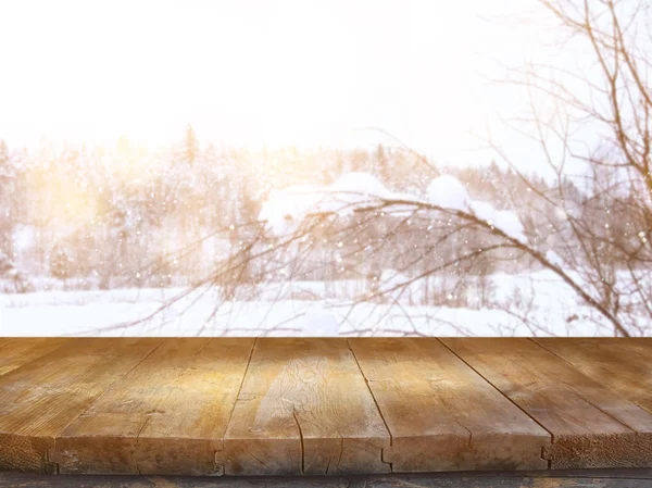 Pusty, drewniany stół przed zimą senny i magiczny krajobraz tła. Dla produktu wyświetlacz montage. — Zdjęcie stockowe