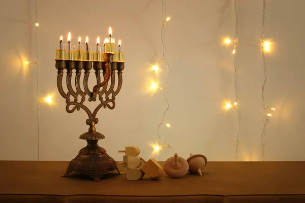 Låg bild av judiska högtiden Hanukkah bakgrund med traditionella spinnig topp, menorah (traditionella kandelabrar) — Stockfoto