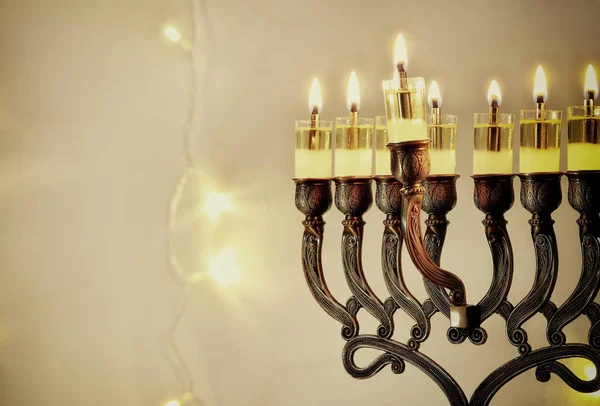 低关键图像的犹太节日光明节背景与烛台 （传统烛台) — 图库照片