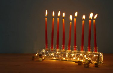 Yahudi tatil Hanukkah menorah (geleneksel Mumluk) ve mumlar arka plan görüntü.