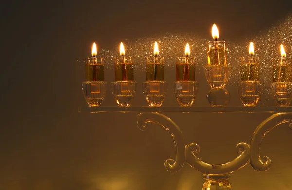 Imagen de vacaciones judías fondo Hanukkah con menorah (candelabros tradicionales) y velas . — Foto de Stock