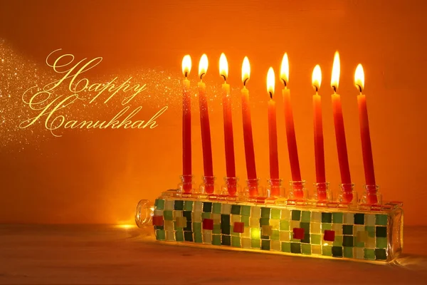 Imagen de vacaciones judías fondo Hanukkah con menorah (candelabros tradicionales) y velas . —  Fotos de Stock